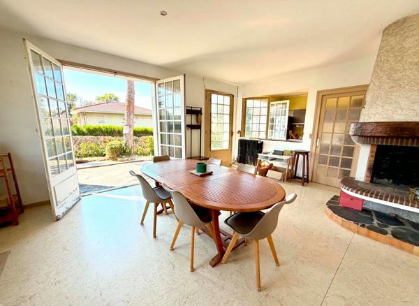 MAISON 158 M², TERRASSE EXPOSEE SUD, TERRAIN CLOS DE 593 M², 4 CHAMBRES, GARAGE, CAVE, POMPE A CHALEUR, PANNEAUX SOLAIRES, CHARPENTE TRADITIONNELLE.