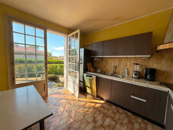 MAISON 158 M², TERRASSE EXPOSEE SUD, TERRAIN CLOS DE 593 M², 4 CHAMBRES, GARAGE, CAVE, POMPE A CHALEUR, PANNEAUX SOLAIRES, CHARPENTE TRADITIONNELLE.