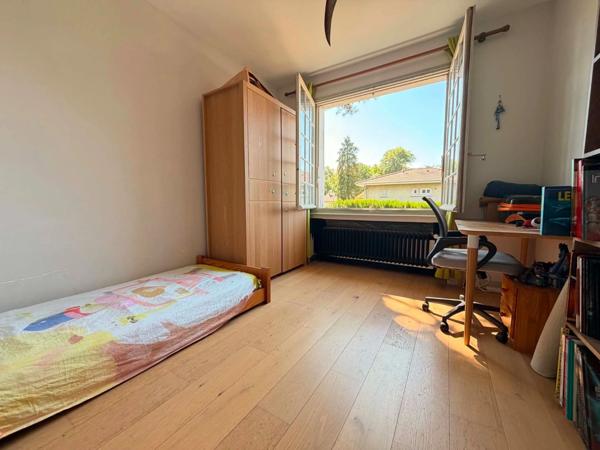 MAISON 158 M², TERRASSE EXPOSEE SUD, TERRAIN CLOS DE 593 M², 4 CHAMBRES, GARAGE, CAVE, POMPE A CHALEUR, PANNEAUX SOLAIRES, CHARPENTE TRADITIONNELLE.