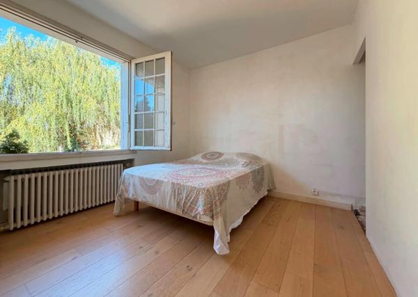 MAISON 158 M², TERRASSE EXPOSEE SUD, TERRAIN CLOS DE 593 M², 4 CHAMBRES, GARAGE, CAVE, POMPE A CHALEUR, PANNEAUX SOLAIRES, CHARPENTE TRADITIONNELLE.