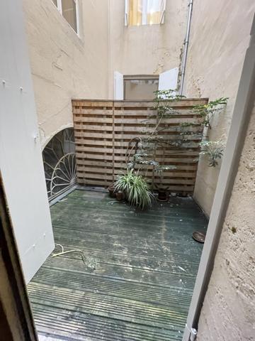 DE LA PIERRE AVEC TERRASSE - HYPER CENTRE - À RÉNOVER