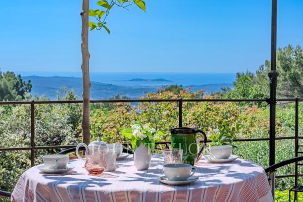 Grasse - Propriété composée de deux villas provençales avec vue panoramique sur la mer et les collines
