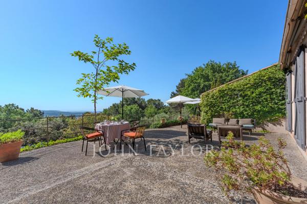 Grasse - Propriété composée de deux villas provençales avec vue panoramique sur la mer et les collines