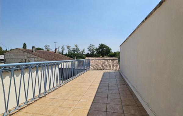 Vente Maison de village rénovée avec 2 garages à rafraîchir Lafitte-sur-lot