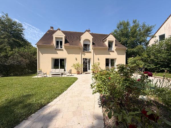 Maison 7 pièces 228 m2 avec jardin - L'Etang La Ville Loyer 3 200 €/mois **  - Référence  18231