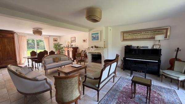 Maison 7 pièces 228 m2 avec jardin - L'Etang La Ville Loyer 3 200 €/mois **  - Référence  18231