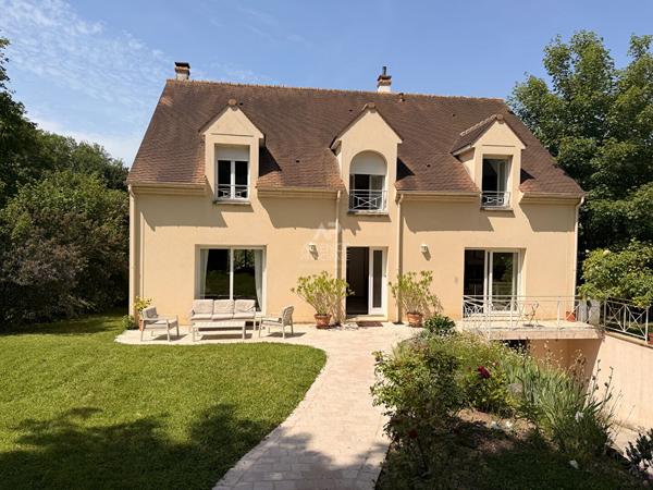 Maison 7 pièces 228 m2 avec jardin - L'Etang La Ville Loyer 3 200 €/mois **  - Référence  18231