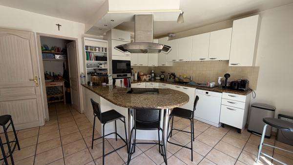 Maison 7 pièces 228 m2 avec jardin - L'Etang La Ville Loyer 3 200 €/mois **  - Référence  18231