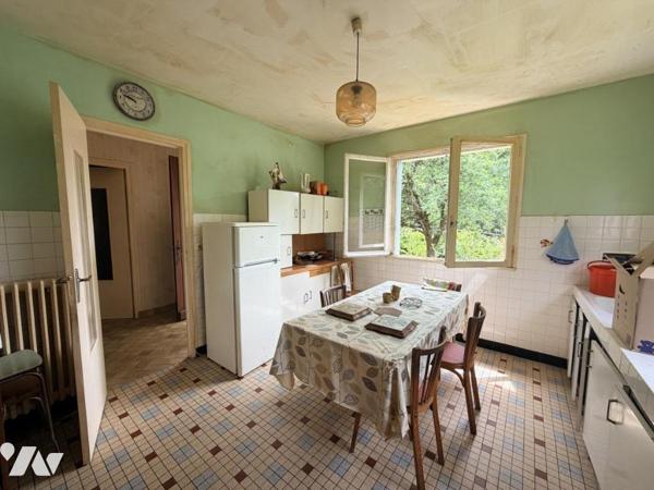 Maison d'habitation T.6 construite sur 3 niveaux 5 chambres sous-sol complet