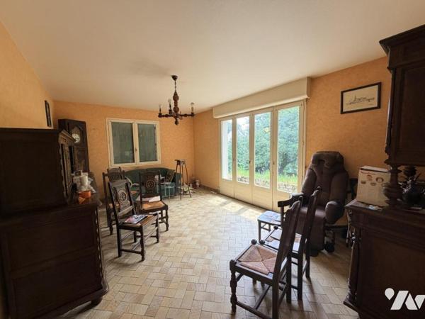 Maison d'habitation T.6 construite sur 3 niveaux 5 chambres sous-sol complet