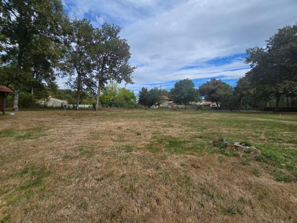 Terrain constructible sur SAINT JEAN D'ILLAC