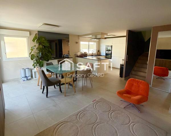 Belle appartement ‘ PIÈCES en duplex avec grande terrasse place de parking couverte et garage fermé.