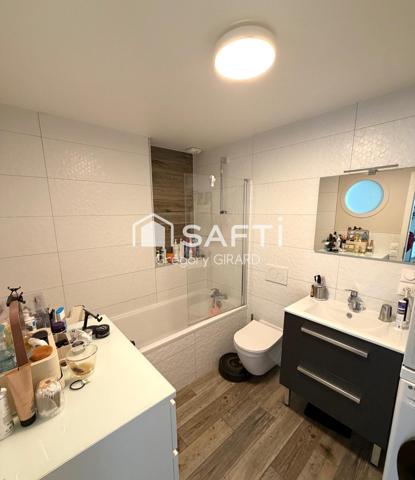 Belle appartement ‘ PIÈCES en duplex avec grande terrasse place de parking couverte et garage fermé.