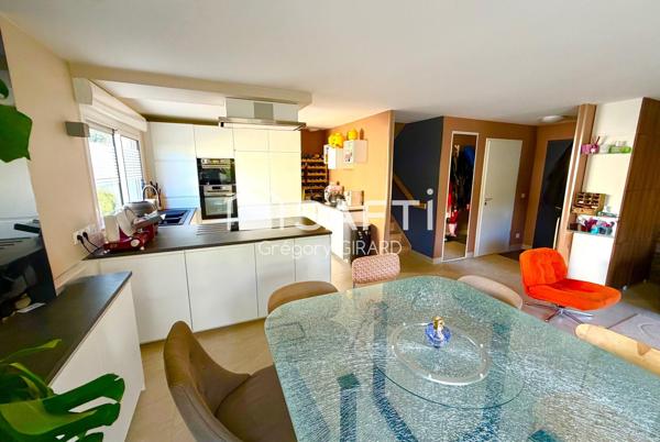 Belle appartement ‘ PIÈCES en duplex avec grande terrasse place de parking couverte et garage fermé.