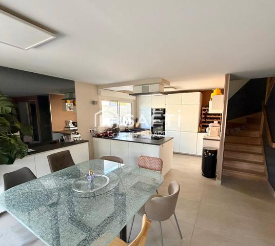 Belle appartement ‘ PIÈCES en duplex avec grande terrasse place de parking couverte et garage fermé.