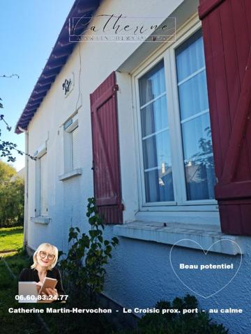 Maison de 145 m² hab / 153 m² au sol  à rénover sur parcelle de 388 m² avec garage