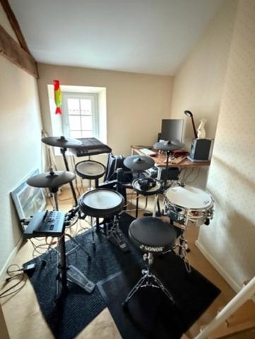 MARCIAC (32): élégante MAISON en pierre, singulière, 170m2 SANS TRAVAUX 4 chambres, salon cathedrale et autres...