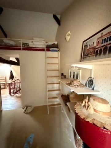 MARCIAC (32): élégante MAISON en pierre, singulière, 170m2 SANS TRAVAUX 4 chambres, salon cathedrale et autres...