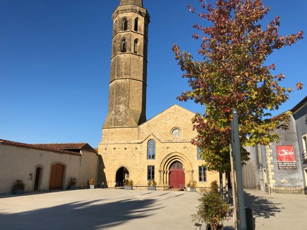 MARCIAC (32): élégante MAISON en pierre, singulière, 170m2 SANS TRAVAUX 4 chambres, salon cathedrale et autres...