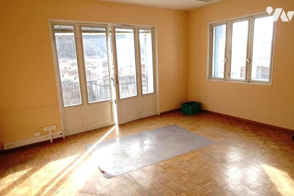 Villa sur 3 niveaux à usage professionnel