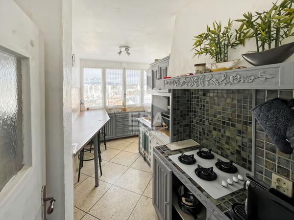 Appartement T3 avec cave et vue dégagée - Dernier étage - Marseille 3eme