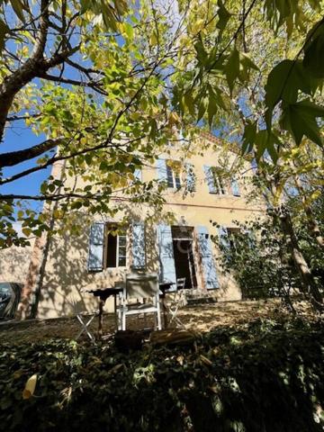 Située à Puylaurens, sur laxe ToulouseCastres, 6 chambres  3 400 m² de terrain