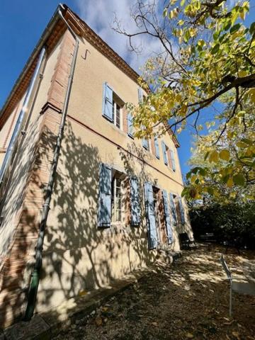 Située à Puylaurens, sur laxe ToulouseCastres, 6 chambres  3 400 m² de terrain