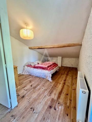 Située à Puylaurens, sur laxe ToulouseCastres, 6 chambres  3 400 m² de terrain