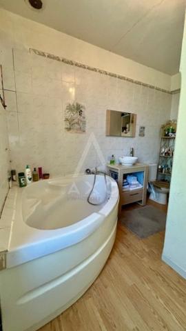 Située à Puylaurens, sur laxe ToulouseCastres, 6 chambres  3 400 m² de terrain