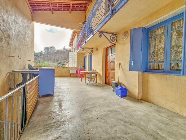 Superbe appartement traversant entièrement rénové avec terrasse