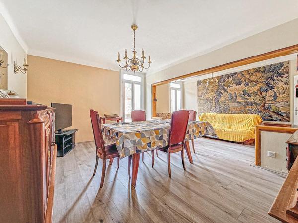 Superbe appartement traversant entièrement rénové avec terrasse