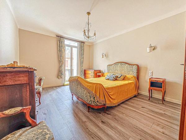 Superbe appartement traversant entièrement rénové avec terrasse