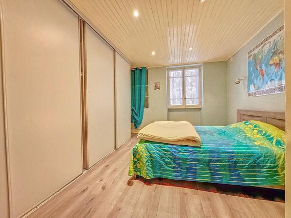 Superbe appartement traversant entièrement rénové avec terrasse