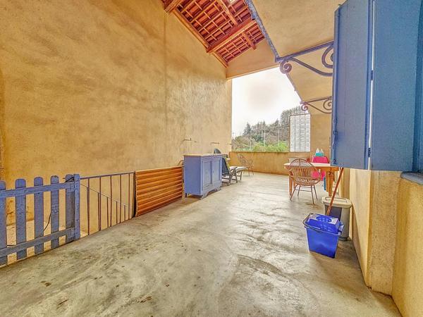 Superbe appartement traversant entièrement rénové avec terrasse