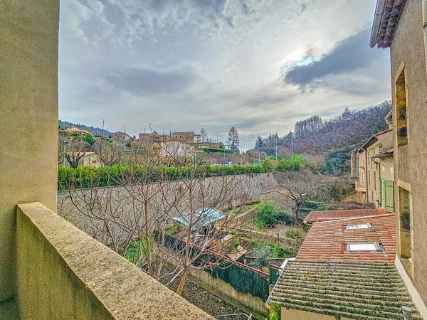 Superbe appartement traversant entièrement rénové avec terrasse