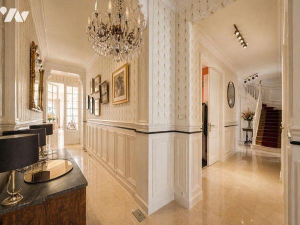 Dans l'hyper centre, à deux pas de la Basilique et des Champs-Elysées,  cette maison se disting...