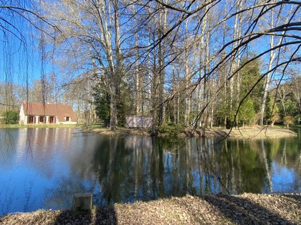 A 1h30 de PARIS - Charmante MAISON avec ETANG de 5000 m2, édifiée sur plus de 2 Hectares et bordé par une rivière