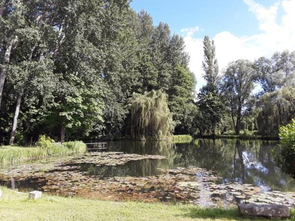 A 1h30 de PARIS - Charmante MAISON avec ETANG de 5000 m2, édifiée sur plus de 2 Hectares et bordé par une rivière