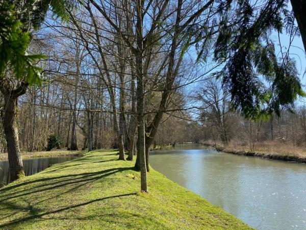 A 1h30 de PARIS - Charmante MAISON avec ETANG de 5000 m2, édifiée sur plus de 2 Hectares et bordé par une rivière