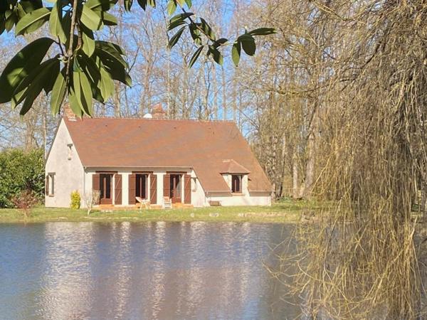 A 1h30 de PARIS - Charmante MAISON avec ETANG de 5000 m2, édifiée sur plus de 2 Hectares et bordé par une rivière