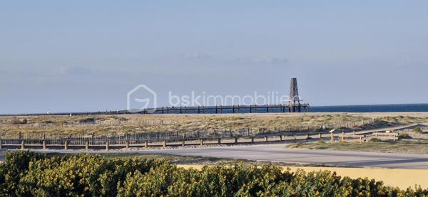Le véritable coup de cœur : son balcon face à la mer, aménagé comme un véritable espace repas extérieur avec la Méditerranée pour horizon !

Situé au 3ème étage/4, avec ascenseur dans une copropriété sécurisée et bien entretenue, avec un accès direct à la plage, ce magnifique appartement d’une surface de 22,65 m² en Carrez offre un cadre de vie particulièrement agréable.

En entrant, vous découvrirez une chambre, une belle salle d’eau avec WC, puis un espace de vie lumineux avec cuisine équipée, ouvert sur un balcon aménagé en véritable coin repas face à la mer. Un extérieur idéal pour profiter pleinement des beaux jours autour d’un petit-déjeuner, d’un déjeuner ou d’un apéritif, avec sa magnifique vue sur la mer.  La surface du balcon n’est pas comprise dans la superficie Loi Carrez.

Une place de parking privative complète ce bien.

Ses atouts principaux :
Balcon exposée SUD-EST, sans vis-à-vis avec sa magnifique vue,
Accès direct à la plage,
Rénové avec prestations de qualité,  sans aucun travaux à prévoir,
À deux pas du port et des commodités,
Charges de copropriété raisonnables,
Fenêtres double vitrage, volets roulants motorisés (chambre et balcon) et climatisation.

Ce magnifique T2 n’attend plus que vous ! Vous n’avez qu’à poser vos valises ! Ne manquez pas cette opportunité unique !
Contactez-moi dès aujourd’hui pour organiser une visite et découvrir ce bien coup de coeur à Port Leucate.
