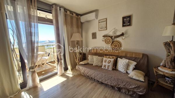 Le véritable coup de cœur : son balcon face à la mer, aménagé comme un véritable espace repas extérieur avec la Méditerranée pour horizon !

Situé au 3ème étage/4, avec ascenseur dans une copropriété sécurisée et bien entretenue, avec un accès direct à la plage, ce magnifique appartement d’une surface de 22,65 m² en Carrez offre un cadre de vie particulièrement agréable.

En entrant, vous découvrirez une chambre, une belle salle d’eau avec WC, puis un espace de vie lumineux avec cuisine équipée, ouvert sur un balcon aménagé en véritable coin repas face à la mer. Un extérieur idéal pour profiter pleinement des beaux jours autour d’un petit-déjeuner, d’un déjeuner ou d’un apéritif, avec sa magnifique vue sur la mer.  La surface du balcon n’est pas comprise dans la superficie Loi Carrez.

Une place de parking privative complète ce bien.

Ses atouts principaux :
Balcon exposée SUD-EST, sans vis-à-vis avec sa magnifique vue,
Accès direct à la plage,
Rénové avec prestations de qualité,  sans aucun travaux à prévoir,
À deux pas du port et des commodités,
Charges de copropriété raisonnables,
Fenêtres double vitrage, volets roulants motorisés (chambre et balcon) et climatisation.

Ce magnifique T2 n’attend plus que vous ! Vous n’avez qu’à poser vos valises ! Ne manquez pas cette opportunité unique !
Contactez-moi dès aujourd’hui pour organiser une visite et découvrir ce bien coup de coeur à Port Leucate.