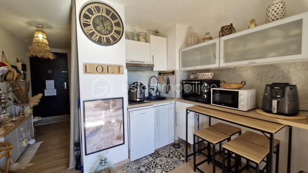 Le véritable coup de cœur : son balcon face à la mer, aménagé comme un véritable espace repas extérieur avec la Méditerranée pour horizon !

Situé au 3ème étage/4, avec ascenseur dans une copropriété sécurisée et bien entretenue, avec un accès direct à la plage, ce magnifique appartement d’une surface de 22,65 m² en Carrez offre un cadre de vie particulièrement agréable.

En entrant, vous découvrirez une chambre, une belle salle d’eau avec WC, puis un espace de vie lumineux avec cuisine équipée, ouvert sur un balcon aménagé en véritable coin repas face à la mer. Un extérieur idéal pour profiter pleinement des beaux jours autour d’un petit-déjeuner, d’un déjeuner ou d’un apéritif, avec sa magnifique vue sur la mer.  La surface du balcon n’est pas comprise dans la superficie Loi Carrez.

Une place de parking privative complète ce bien.

Ses atouts principaux :
Balcon exposée SUD-EST, sans vis-à-vis avec sa magnifique vue,
Accès direct à la plage,
Rénové avec prestations de qualité,  sans aucun travaux à prévoir,
À deux pas du port et des commodités,
Charges de copropriété raisonnables,
Fenêtres double vitrage, volets roulants motorisés (chambre et balcon) et climatisation.

Ce magnifique T2 n’attend plus que vous ! Vous n’avez qu’à poser vos valises ! Ne manquez pas cette opportunité unique !
Contactez-moi dès aujourd’hui pour organiser une visite et découvrir ce bien coup de coeur à Port Leucate.