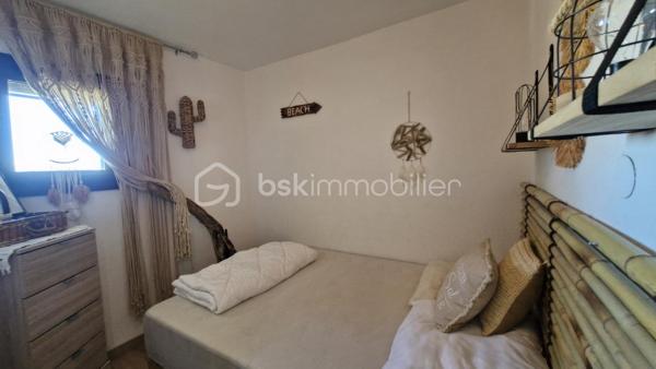 Le véritable coup de cœur : son balcon face à la mer, aménagé comme un véritable espace repas extérieur avec la Méditerranée pour horizon !

Situé au 3ème étage/4, avec ascenseur dans une copropriété sécurisée et bien entretenue, avec un accès direct à la plage, ce magnifique appartement d’une surface de 22,65 m² en Carrez offre un cadre de vie particulièrement agréable.

En entrant, vous découvrirez une chambre, une belle salle d’eau avec WC, puis un espace de vie lumineux avec cuisine équipée, ouvert sur un balcon aménagé en véritable coin repas face à la mer. Un extérieur idéal pour profiter pleinement des beaux jours autour d’un petit-déjeuner, d’un déjeuner ou d’un apéritif, avec sa magnifique vue sur la mer.  La surface du balcon n’est pas comprise dans la superficie Loi Carrez.

Une place de parking privative complète ce bien.

Ses atouts principaux :
Balcon exposée SUD-EST, sans vis-à-vis avec sa magnifique vue,
Accès direct à la plage,
Rénové avec prestations de qualité,  sans aucun travaux à prévoir,
À deux pas du port et des commodités,
Charges de copropriété raisonnables,
Fenêtres double vitrage, volets roulants motorisés (chambre et balcon) et climatisation.

Ce magnifique T2 n’attend plus que vous ! Vous n’avez qu’à poser vos valises ! Ne manquez pas cette opportunité unique !
Contactez-moi dès aujourd’hui pour organiser une visite et découvrir ce bien coup de coeur à Port Leucate.
