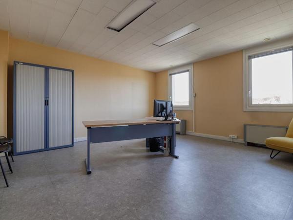 MAZAMET - Immeuble de bureaux d'environ 575 m² avec parking privatif !