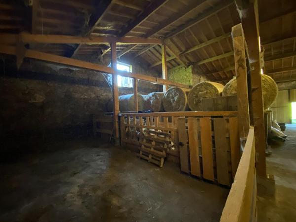 Corps de ferme 6 pièce(s) 350 m2 environ + terrain 27ha avec sources + dépendances