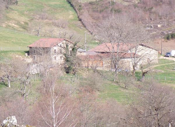 Corps de ferme 6 pièce(s) 350 m2 environ + terrain 27ha avec sources + dépendances