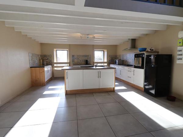 Corps de ferme 6 pièce(s) 350 m2 environ + terrain 27ha avec sources + dépendances