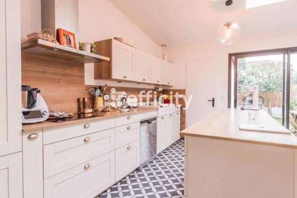 Maison
         6 pièces
        - 145 m² Bien prestige 1 095 000 € *