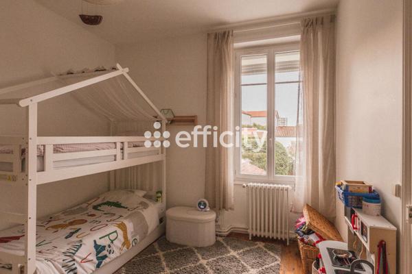 Maison
         6 pièces
        - 145 m² Bien prestige 1 095 000 € *